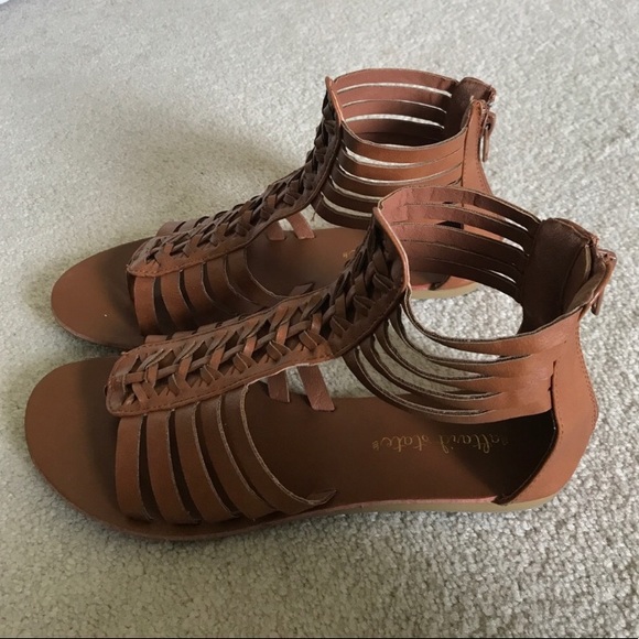 Altar’d state sandals - Picture 2 of 3